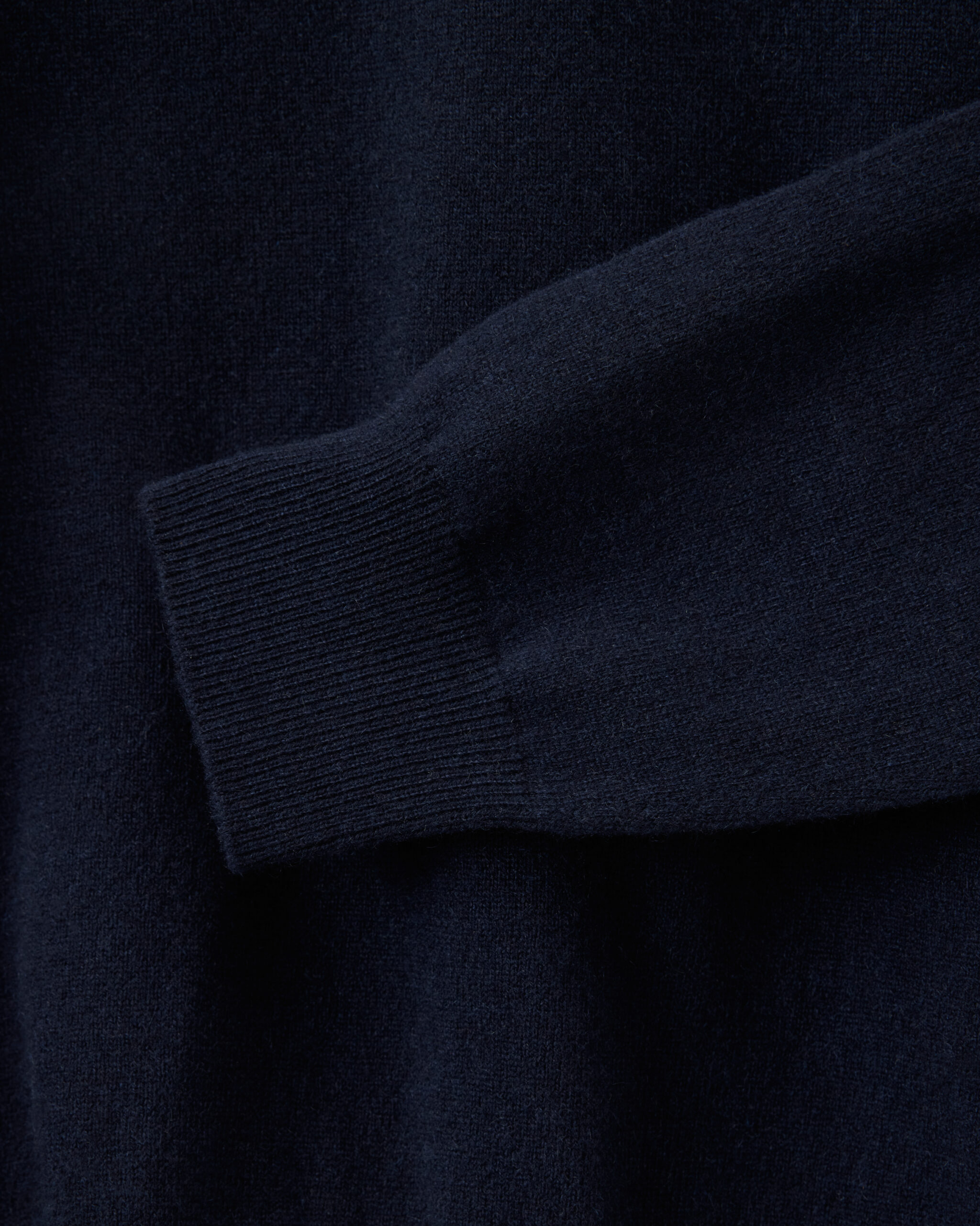 RTW Signature Crewneck midnight blue pure 2-ply cashmere image 3